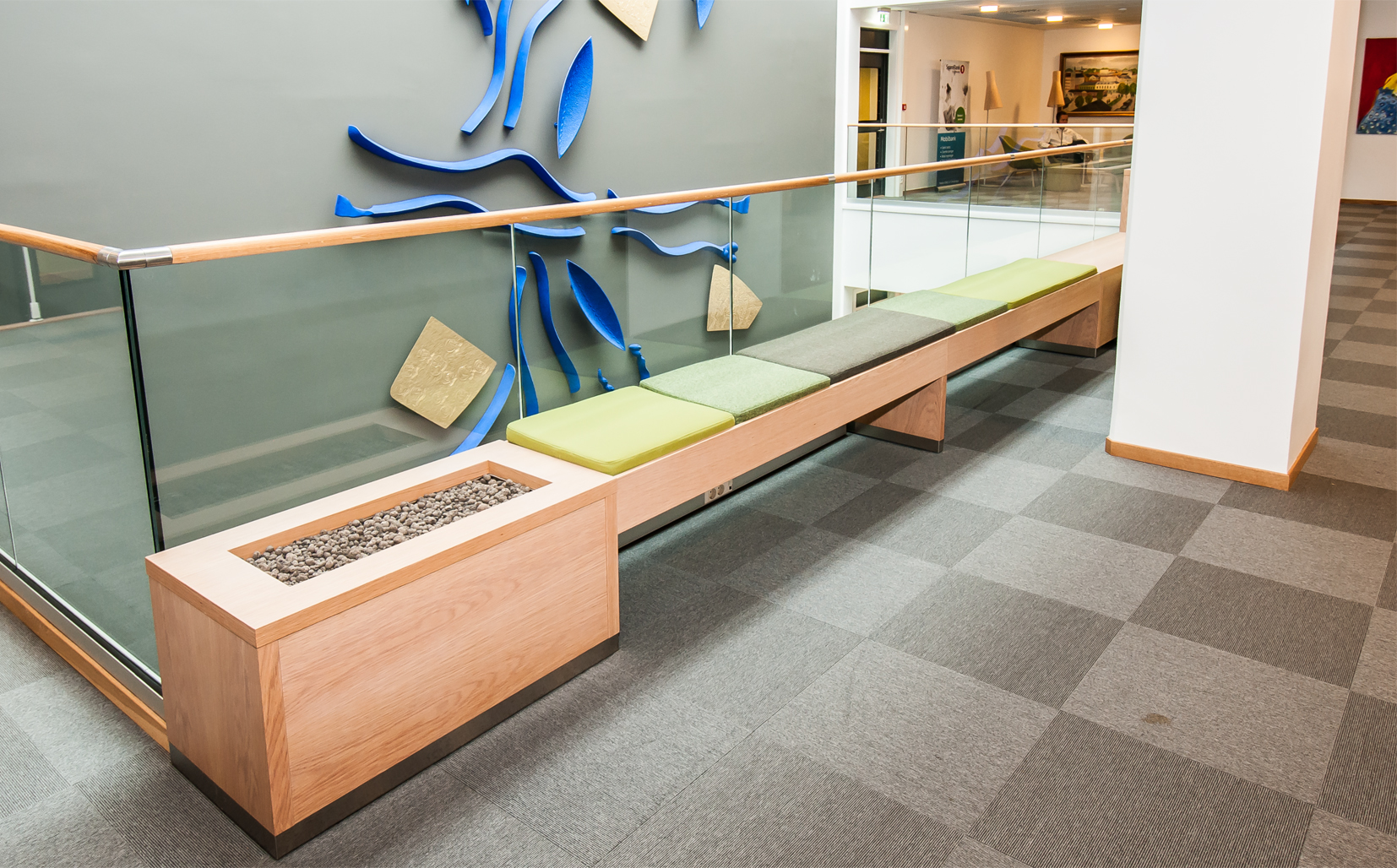 3-blomserkasse-og-benk-bsc_8460